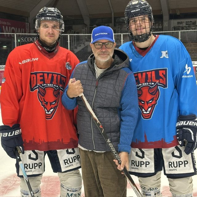 Alexander Böhmler mit zwei Spielern der Devils Ulm/Neu-Ulm